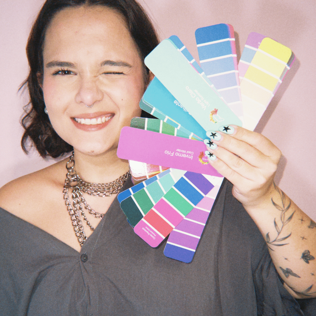 Beatriz segurando uma cartela de cores usadas para coloração pessoal.