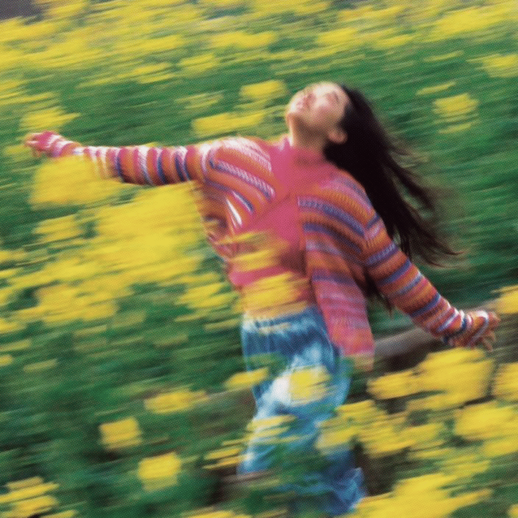 imagem borrada de uma mulher em movimento